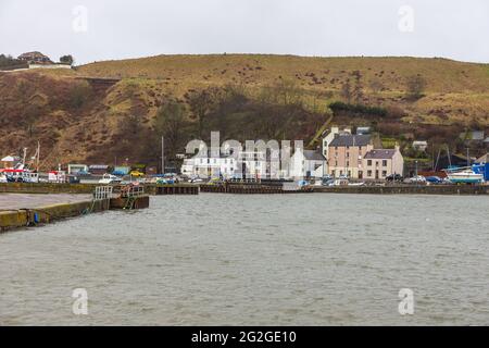 Stonehaven, Aberdeenshire, Schottland, Großbritannien - 06. Februar 216: Blick auf die Küste in einem kleinen Hafendorf. Ein Sturm in der Nordsee. Stockfoto