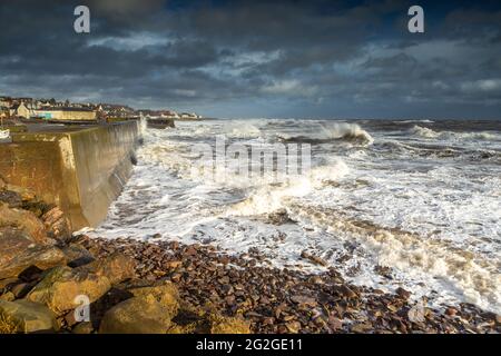 Stonehaven, Aberdeenshire, Schottland, Großbritannien - 06. Februar 216: Blick auf die Küste in einem kleinen Hafendorf. Ein Sturm in der Nordsee. Stockfoto