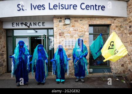 St Ives, Großbritannien. Juni 2021. Die Rebellion des Aussterbens wartet auf den Beginn eines Anti-G7-marsches in St. Ives. Die Bewegung der Extinction Rebellion geht in die kleine Küstenstadt Cornichs über. Hunderte von Demonstranten marschieren durch das Dorf in der Nähe des Ortes, wo sich Delegierte für die 47. G7 treffen. Bei der Veranstaltung treffen sich die Staats- und Regierungschefs der Welt, um Fragen rund um den Klimawandel zu diskutieren. Kredit: SOPA Images Limited/Alamy Live Nachrichten Stockfoto