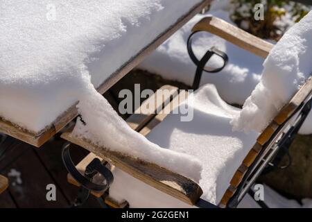 Schneebedeckter Biergarten in Bayern Stockfoto