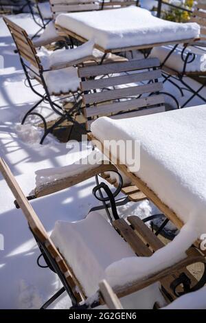 Schneebedeckter Biergarten in Bayern Stockfoto