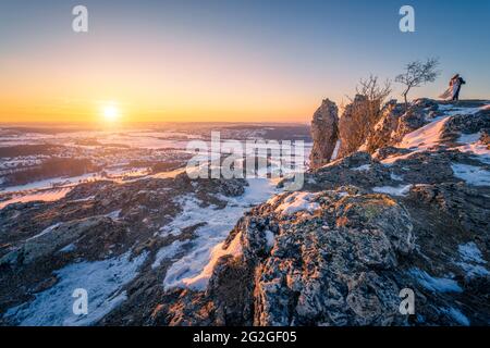 Brautpaar auf der Walberla im Winter, Franken Stockfoto