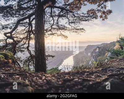 Blick von der Bastion auf das Elbtal bei Sonnenuntergang. Stockfoto