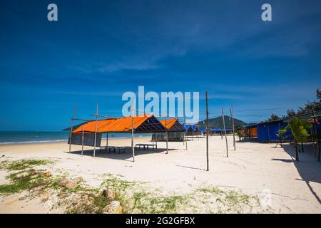 Wunderschöne Landschaft mit unberührten Stränden und Meer durch den Hai Van Pass von Da Nang nach Hue, Vietnam. Sonnige Tageslandschaft. Stockfoto