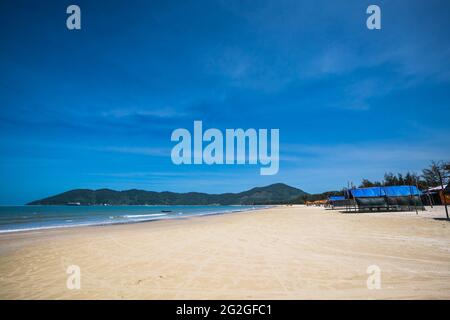 Wunderschöne Landschaft mit unberührten Stränden und Meer durch den Hai Van Pass von Da Nang nach Hue, Vietnam. Sonnige Tageslandschaft. Stockfoto