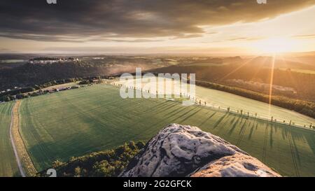 Blick bei Sonnenuntergang von Lilienstein zur Festung Königstein im Elbsandsteingebirge. Stockfoto