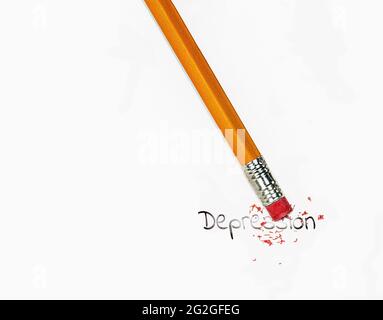 Nahaufnahme eines gelben Bleistifts, der Depressionen löscht, Wort auf weißem Papier Stockfoto