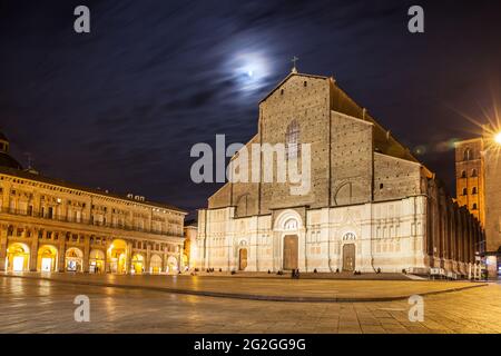 Basilika San Petronio und Piazza Maggiore in Bologna bei Nacht, Italien Stockfoto