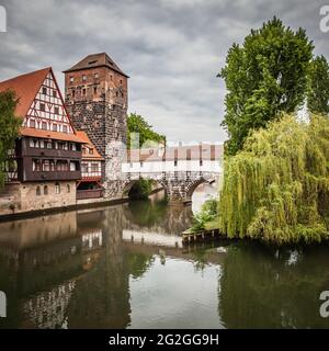 Nürnberg in Deutschland am bewölkten Herbsttag. Landschaft mit Maxbrucke-Brücke und Henkerturm Stockfoto