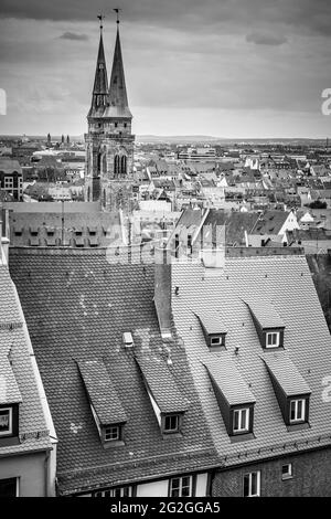 Altstadt von Nürnberg in Deutschland. Schwarz-weißes Stadtbild Stockfoto