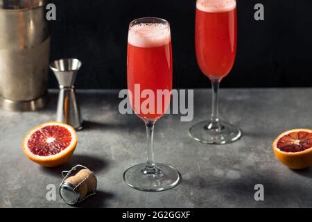 Erfrischender alkoholiger Cocktail aus Orange Mimosa mit Gin Stockfoto