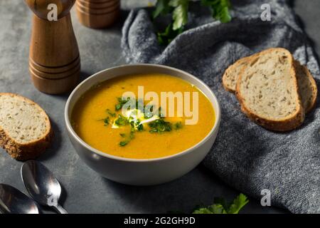 Hausgemachte gesunde Karotten-Lentil-Suppe mit Petersilie und Sour Cream Stockfoto