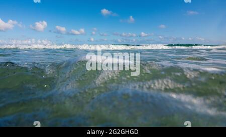 Am 10. Juni 2021 bricht eine Welle in die Gulf Island National Seashore in der Nähe von Pensacola, Florida, ein. Stockfoto