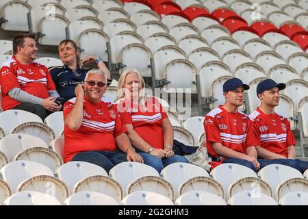 Kingston upon Hull, Großbritannien. Juni 2021. Hull KR-Fans kommen für das Spiel in Kingston upon Hull, Vereinigtes Königreich am 6/11/2021. (Foto von Mark Cosgrove/News Images/Sipa USA) Quelle: SIPA USA/Alamy Live News Stockfoto