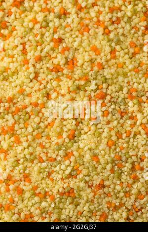 Roher marokkanischer Couscous aus biologischem Anbau in einer Schüssel Stockfoto