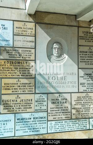 Gedenktafel gewidmet der Heiligen Maximilian Maria Kolbe (1894-1941) an der Wand der Kirche St. Stanislaus Kostka - Warschau, Polen. Stockfoto
