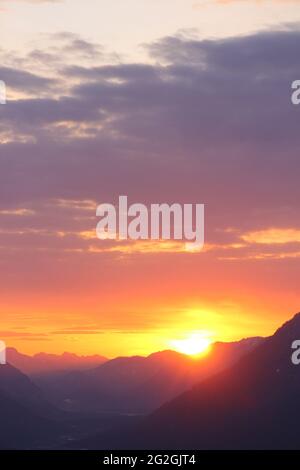 Sonnenaufgang in Krepelschrofen bei Wallgau, die Sonne bahnt sich ihren Weg in den Tag hinter dem Karwendelgebirge, Europa, Deutschland, Bayern, Oberbayern, Isartal, Werdenfelser Land, Wallgau Stockfoto