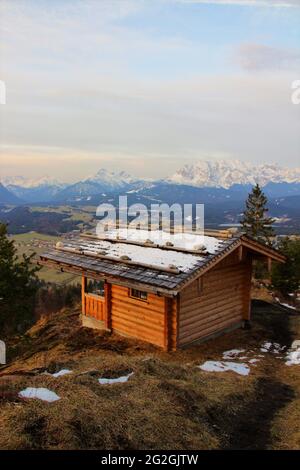 Sonnenaufgang in Krepelschrofen bei Wallgau, Schutzhütte bei Dämmerung vor dem Wettersteingebirge, atmosphärisch, Europa, Deutschland, Bayern, Oberbayern, Isartal, Werdenfelser Land, Wallgau Stockfoto