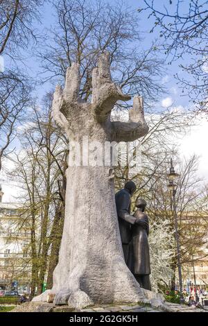 Denkmal für Janusz Korczak, 2006 von Zbigniew Wilma entworfen, am Standort des ehemaligen jüdischen Waisenhauses - Warschau, Polen. Stockfoto