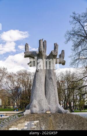 Denkmal für Janusz Korczak, 2006 von Zbigniew Wilma entworfen, am Standort des ehemaligen jüdischen Waisenhauses - Warschau, Polen. Stockfoto