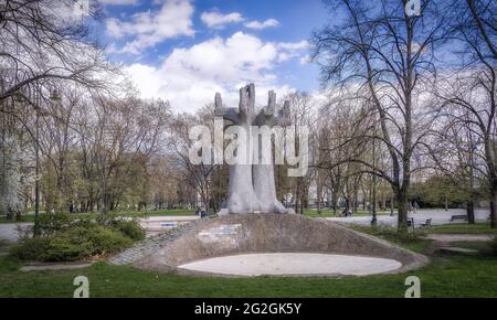 Denkmal für Janusz Korczak, 2006 von Zbigniew Wilma entworfen, am Standort des ehemaligen jüdischen Waisenhauses - Warschau, Polen. Stockfoto