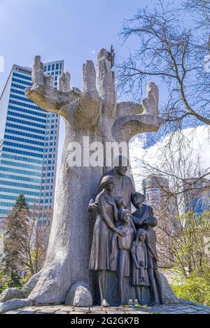 Denkmal für Janusz Korczak, 2006 von Zbigniew Wilma entworfen, am Standort des ehemaligen jüdischen Waisenhauses - Warschau, Polen. Stockfoto