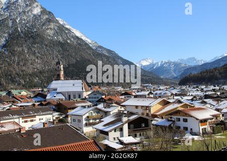 Frühlingswanderung mit traumhaftem Blick auf Mittenwald und die Pfarrkirche St. Peter & Paul, Ortsübersicht, Europa, Deutschland, Bayern, Oberbayern, Werdenfels, Winter, Karwendelgebirge, Kirche Stockfoto