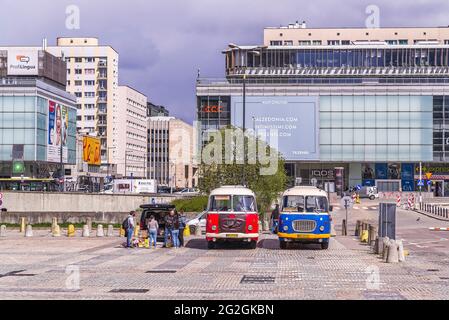 Oldtimer-Busse namens Cucumber oder Ogorek in der polnischen Hauptstadt Warschau, Polen. Stockfoto