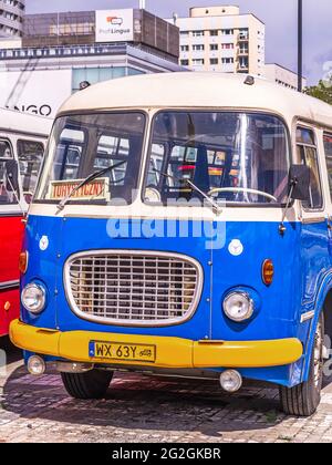 Oldtimer-Bus namens Gurke oder Ogorek in der polnischen Hauptstadt Warschau, Polen. Stockfoto