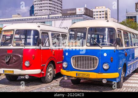 Oldtimer-Busse namens Cucumber oder Ogorek in der polnischen Hauptstadt Warschau, Polen. Stockfoto