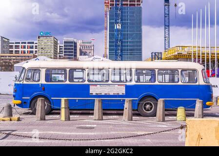 Oldtimer-Bus namens Gurke oder Ogorek in der polnischen Hauptstadt Warschau, Polen. Stockfoto