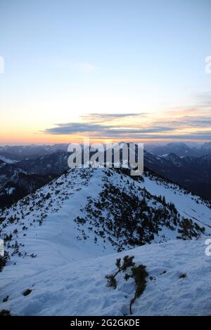 Sonnenaufgang zwischen dem kleinen Traithen (1722m) und dem großen Traithen (1851m), von der Auerspitze aus gesehen. Europa, Deutschland, Bayern, Oberbayern, Bayrische Alpen, Mangfall Mountains, Spitzingsee, Sonne, Rücklicht, Rücklicht Stockfoto