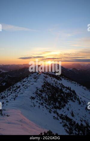 Sonnenaufgang zwischen dem kleinen Traithen (1722m) und dem großen Traithen (1851m), von der Auerspitze aus gesehen. Europa, Deutschland, Bayern, Oberbayern, Bayrische Alpen, Mangfall Mountains, Spitzingsee, Sonne, Rücklicht, Rücklicht Stockfoto