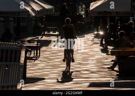 Der Fleethof auf der Fleetinsel in Hamburgs City. Goldenes Abendlicht auf dem Pflaster. Stockfoto