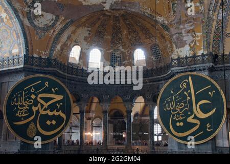 Die beeindruckende Decke und das Innendesign des berühmten Hauptgebettsaals der Hagia Sophia Moschee, Istanbul, Türkei Stockfoto