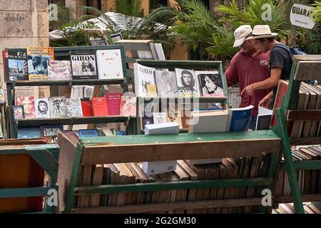 Kubaner stöbern in Second-Hand-Büchern über die kubanische Revolution und Helden wie Che Guevara an einem Buchstand auf der Plaza De Armas, Havanna, Kuba Stockfoto