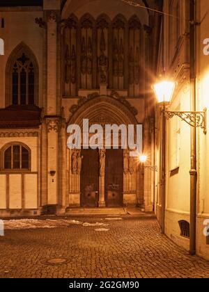 Nachtszene im Hohen Dom in Augsburg, Stockfoto