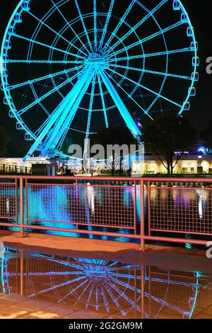 Nachtansicht der La Grande Roue de Montreal am Alten Hafen in Montreal, Quebec, Kanada Stockfoto