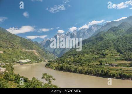 Panoramablick auf die erste Biegung des Jangtse-Flusses und die majestätischen Gipfel des Jadedrachenbergs in Shangri-La, Shanghri-La, Yunnan, China Stockfoto