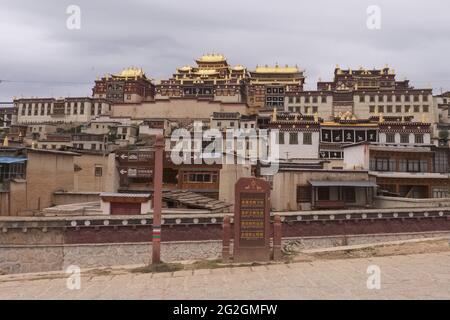 Malerische Aussicht auf die Haupthallen des Klosters Songzanlin mit kunstvoll vergoldeten Dächern in Shangri-La, Yunnan, China Stockfoto