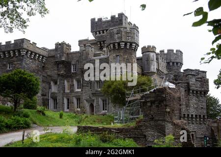 Wray Castle, eine neugotische Burg am Ufer des Lake Windermere, Lake District, Großbritannien Stockfoto