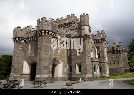 Wray Castle, eine neugotische Burg am Ufer des Lake Windermere, Lake District, Großbritannien Stockfoto