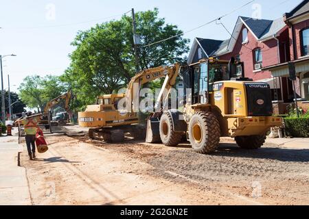 Baumaschinen führen Straßenreparaturen durch und ersetzen die Kanalisation in der Innenstadt von Hamilton. Stockfoto