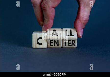 Call Center-Symbol. Geschäftsmann dreht Holzwürfel mit den Worten „Call Center“. Schöner grauer Hintergrund. Call Center und Geschäftskonzept. Speicherplatz kopieren. Stockfoto