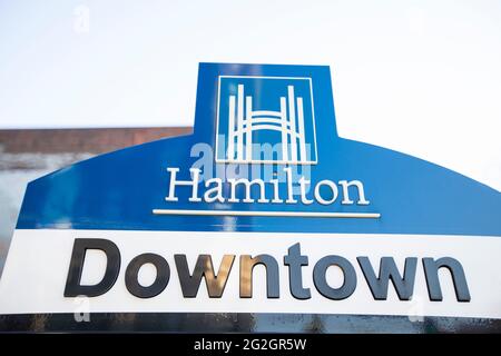 Ein großes Schild zeigt das City of Hamilton-Logo und die Innenstadt. Hamilton ist eine Hafenstadt in der Provinz Ontario, Kanada. Stockfoto