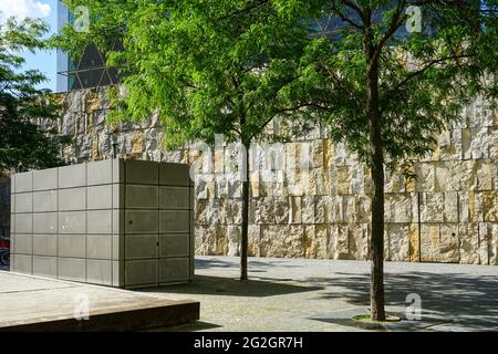 Mauer der Hauptsynagoge Ohel Jakob am St.-Jakobs-Platz in München neben dem Jüdischen Museum München. Stockfoto