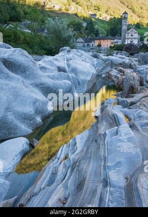 Impressionen von Lavertezzo im Verzasca-Tal, Bezirk Locarno, Kanton Tessin in der Schweiz: Beliebtes Ausflugsziel zum Wandern, Flusstauchen und Schwimmen. Die Kirche Santa Maria degli Angeli aus dem 18. Jahrhundert, wunderschöne Granitfelsen im Vordergrund. Stockfoto