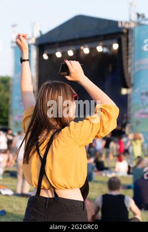 Dresden, Deutschland. Juni 2021. Eine Frau tanzt während eines Konzerts der Band Meute, das in der Reihe „Picnic Concerts“ auf dem Messegelände spielt. Das Konzert ist auch das erste Open-Air-Event nach der Sperre in der Landeshauptstadt. Quelle: Sebastian Kahnert/dpa-Zentralbild/dpa/Alamy Live News Stockfoto