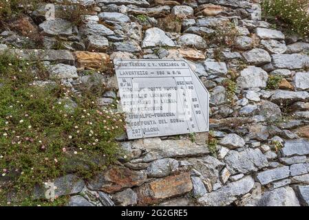 Impressionen aus Lavertezzo im Verzasca-Tal, Bezirk Locarno, Kanton Tessin in der Schweiz, Wegweiser nach Ranga, Porto del Rosso, Lavertezzo etc. An einer Wand Stockfoto