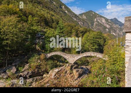 Impressionen von Lavertezzo im Verzasca-Tal, Bezirk Locarno, Kanton Tessin in der Schweiz: Beliebtes Ausflugsziel zum Wandern, Flusstauchen und Schwimmen. Ponte dei Salti. Stockfoto